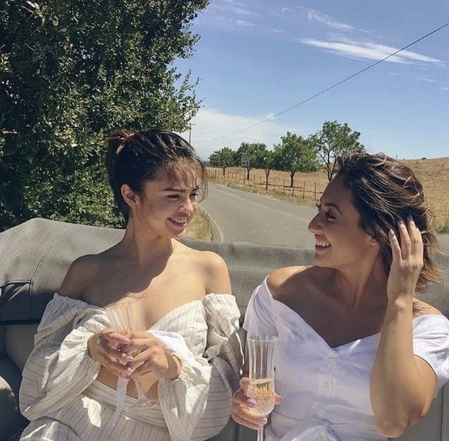 Beberapa tahun setelah operasi, hubungan Raisa dan Gomez mulai merenggang. Raisa pun membenarkan bahwa keduanya sempat tak saling bicara, namun kini telah berbaikan.  Foto: dok. Instagram