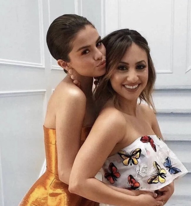 Dari tindakan heroik hingga kabar perseteruan dan akhirnya berbaikan. Namun hubungan keduanya kembali jadi sorotan setelah Raisa mengungkap bahwa dirinya tidak diundang ke pernikahan Selena Gomez dan Benny Blanco.  Foto: dok. Instagram