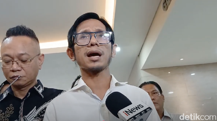 Sejumlah relawan Jokowi-Prabowo-Gibran menyambangi Bareskrim Polri bersama perwakilan Perhimpunan Advokat Indonesia (Peradi Bersatu), Kamis (9/10). Mereka mendesak polisi segera menangkap dr.Tifa, Roy Suryo, dan Rismon Sianipar.