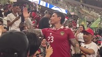 Pesinetron dan suami Andrea Dian itu berbaur dengan suporter di tribun penonton. Foto: Instagram @ganindrabimo
