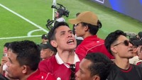 Ganindra Bimo akhirnya bisa masuk ke dalam stadion dan sangat bersemangat memberikan dukungan untuk Timnas Indonesia bersama suporter Garuda lainnya. Foto: Instagram @ganindrabimo