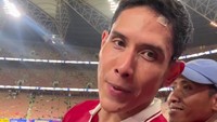 Banyak netizen yang mengabadikan semangat Ganindra Bimo menyerukan yel-yel dan menjadi komando untuk para suporter. Foto: Instagram @ganindrabimo