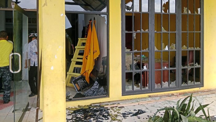 Kantor DPD Golkar Maluku di Kota Ambon diserang massa saat pengurus sedang rapat internal. Massa merusak jendela kaca, pintu dan fasilitas lain di kantor tersebut.