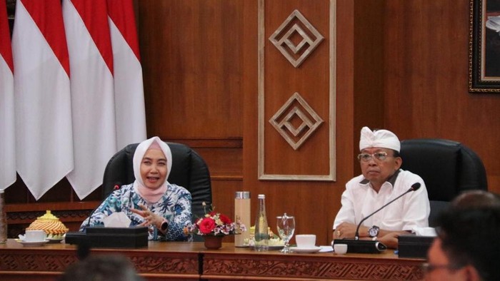 Gubernur Bali, Wayan Koster, menerima kunjungan Kepala BMKG, Dwikorita Karnawati, di rumah jabatannya, Jaya Sabha, Denpasar, Rabu (8/10/2025). (Dok. Pemprov Bali)