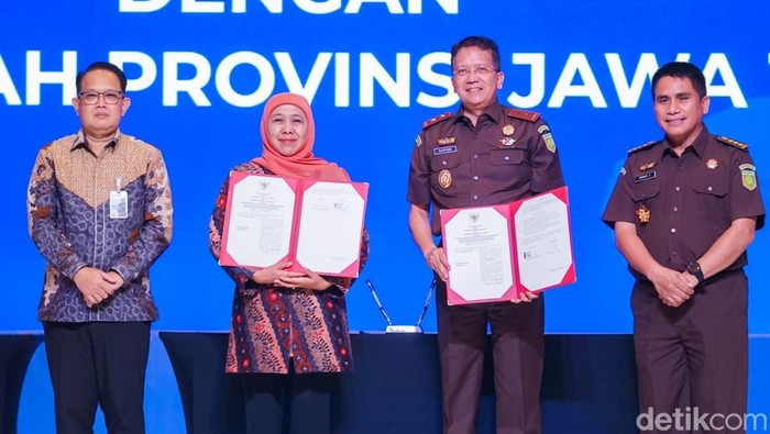 Gubernur Jawa Timur Khofifah Indar Parawansa bersama Kepala Kejaksaan Tinggi (Kajati) Jawa Timur Kuntadi