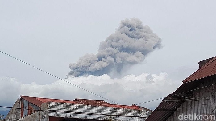 Gunung Marapi erupsi siang ini yang terpantau dari arah Padang Panjang, Sumbar. (Jeka Kampai/detikSumut)