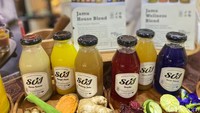 Deretan UMKM halal yang tampil telah dikurasi dari segi makanan, minuman, hingga snack kekinian. Beberapa merek populer bisa kamu temui, seperti Burger Bangor, Suwe Ora Jamu, Second Floor Coffee, hingga Tahu Petis Yudhistira. Foto: Yenny Mustika Sari/detikcom