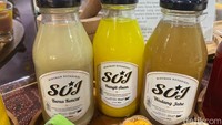 Gerai Suwe Ora Jamu juga menarik perhatian pengunjung. Brand jamu ini dikenal konsisten menghadirkan racikan jamu premium dengan cita rasa rempah kuat dan tampilan kekinian. Foto: Yenny Mustika Sari/detikcom