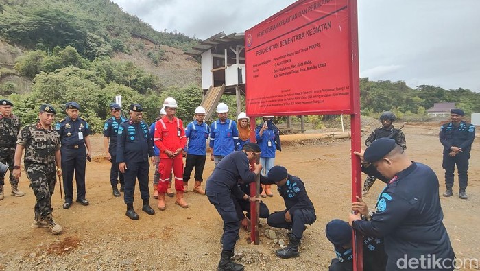 Direktur Jenderal Pengawasan Sumber Daya Kelautan dan Perikanan, Pung Nugroho Saksono melakukan penyegelan di jetty milik perusahaan tambang nikel di Halmahera Timur.