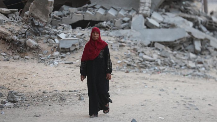 Harapan Baru di Gaza Usai Trump Umumkan Gencatan Senjata Israel–Hamas Sejumlah warga Palestina di Khan Younis menyambut dengan harapan kabar gencatan senjata antara Israel dan Hamas yang diumumkan Presiden Amerika Serikat Donald Trump, Rabu (9/10/2025). REUTERS/Ramadan Abed