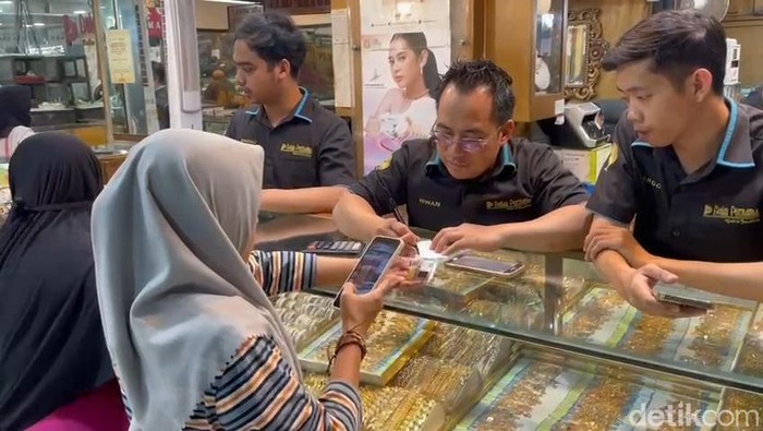 Harga naik toko emas di Malang diserbu warga untuk menjual