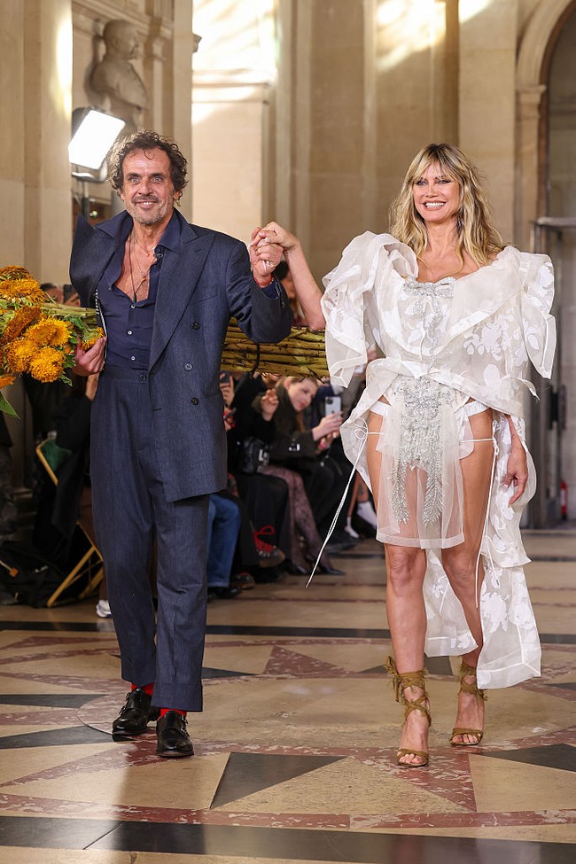 Rambut pirangnya ditata bergelombang alami dengan poni ringan. Foto: Getty Images/Peter White