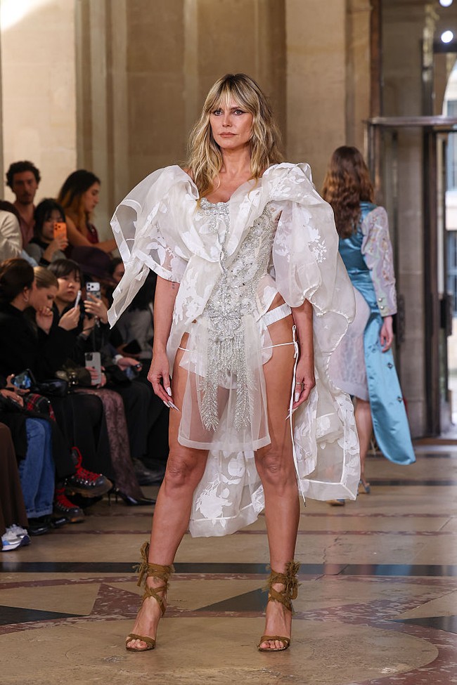 Mantan model Victoria’s Secret ini tampil pada Sabtu (4/10/2025) di Paris Fashion Week. Ia melenggang di atas runway dengan busana bernuansa lingerie yang sensual namun tetap artistik. Foto: Getty Images/Peter White