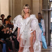 Mantan model Victoria’s Secret ini tampil pada Sabtu (4/10/2025) di Paris Fashion Week. Ia melenggang di atas runway dengan busana bernuansa lingerie yang sensual namun tetap artistik. Foto: Getty Images/Peter White