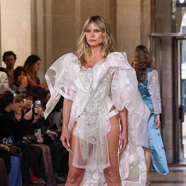 7 Gaya Heidi Klum Tutup Show Vivienne Westwood, Pakai Korset dan Thong