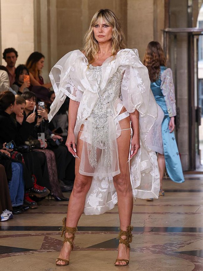 7 Gaya Heidi Klum Tutup Show Vivienne Westwood, Pakai Korset dan Thong