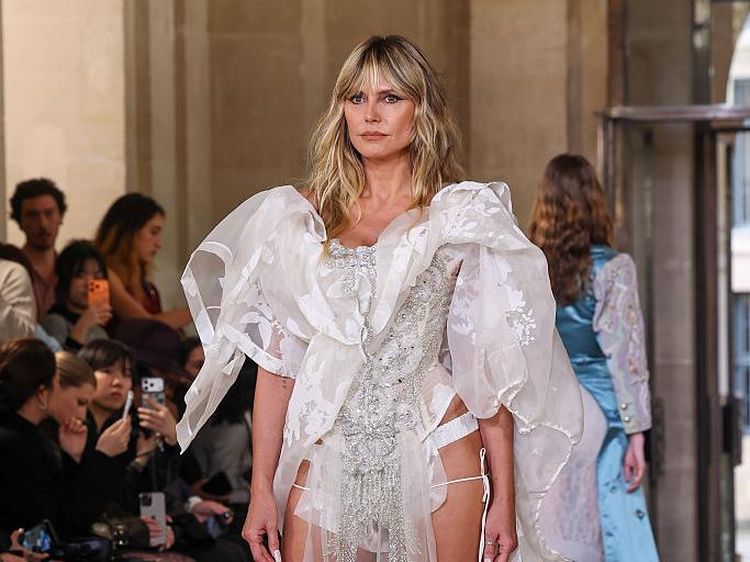 7 Gaya Heidi Klum Tutup Show Vivienne Westwood, Pakai Korset dan Thong
