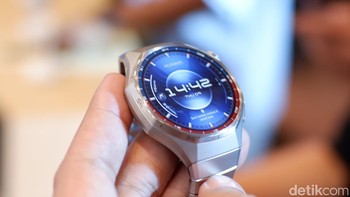 Huawei Watch GT 6 Series menyasar dua tipe pengguna. GT 6 Pro cocok untuk profesional dan atlet yang mengutamakan performa. Sementara GT 6 menarik bagi pengguna modern yang menginginkan desain premium untuk gaya hidup aktif. Keduanya kompatibel dengan iOS dan Android, menawarkan fleksibilitas untuk berbagai perangkat.Foto: Adi Fida Rahman/detikINET