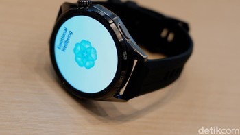Huawei Watch GT 6 Pro hadir dalam tiga model: Titanium, Brown Woven untuk aktivitas outdoor, dan Black Fluororubber untuk olahraga. GT 6 tersedia dalam ukuran 46 mm (Green Rubber, Black Fluororubber) dan 41 mm (Purple Fluororubber, White Leather) dengan pivoting loop lugs untuk kenyamanan.Foto: Adi Fida Rahman/detikINET