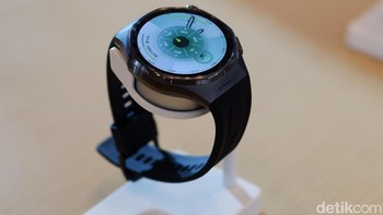 Semua varian GT 6 Series menggunakan layar AMOLED ultra-bright 3000 nits, 5.5% lebih besar dari GT 5, tahan air IP69, dan bersertifikasi EN13319 untuk menyelam hingga 40 meter. Tersedia 30.000+ watch face dan berbagai strap untuk kustomisasi sesuai gaya pengguna. Foto: Adi Fida Rahman/detikINET