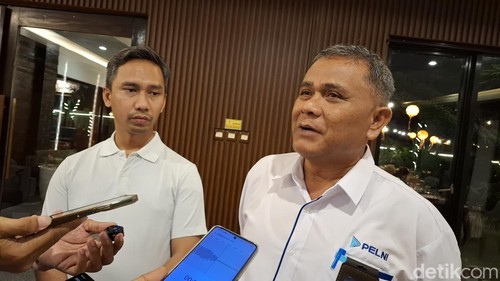 Humas PT Pelni, Ditto Pappilanda (kiri) dan Kepala Cabang PT Pelni Kupang, Selamat Yanuardi, saat diwawancarai wartawan di Kota Kupang, NTT, Kamis (9/10/2025) malam. (Yufengki Bria/detikBali).