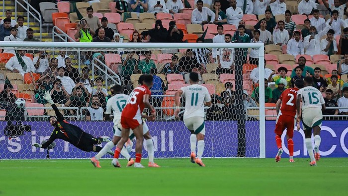 Soccer Football - FIFA World Cup - AFC Qualifiers - Group B - Indonesia v Saudi Arabia - King Abdullah Sports City, Jeddah, Saudi Arabia - October 8, 2025 Indonesias Kevin Diks scores their second goal from the penalty spot past Saudi Arabias Nawaf Al-Aqidi REUTERS/Stringer