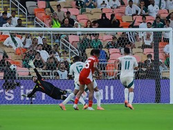 Timnas Kalah dari Arab Saudi: Kluivert, Klok & Sayuri Diserbu Warganet