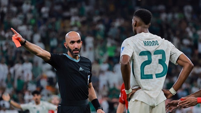 Soccer Football - FIFA World Cup - AFC Qualifiers - Group B - Indonesia v Saudi Arabia - King Abdullah Sports City, Jeddah, Saudi Arabia - October 8, 2025 Saudi Arabias Mohamed Kanno is shown a red card by referee Ahmad Al Ali after receiving two yellow cards REUTERS/Stringer