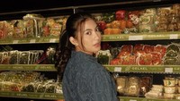Saat ingin memasak, Inka turun tanga sendiri membeli bahan makanan. Ia memilih sayur-sayuran dan bumbu dari rak supermarket sesuai kebutuhannya. Foto: Instagram/inkathh