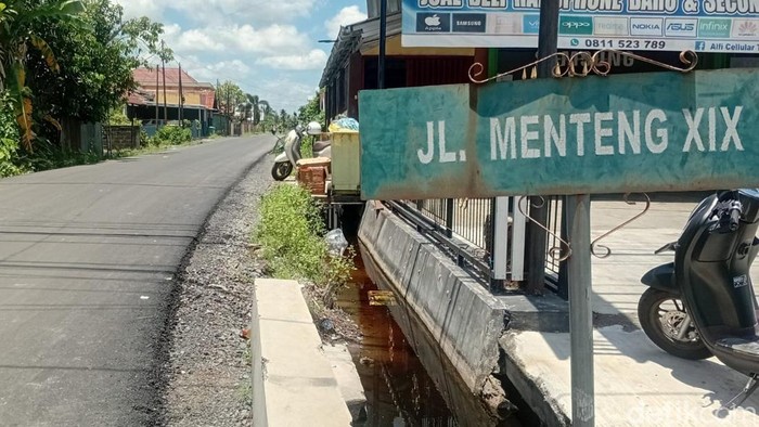 Jalan Menteng XIX Palangka Raya, Kalimantan Tengah, sudah mulus setelah diperbaiki.