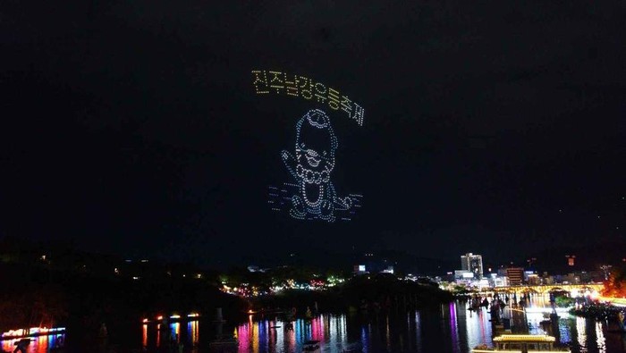 Jinju Namgang Yudeng Festival adalah acara untuk melanjutkan tradisi menyampaikan permohonan dengan
mengapungkan lentera warna-warni di Sungai Namgang.