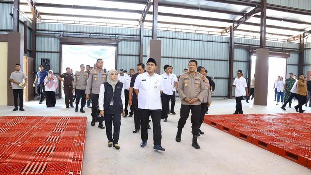 Kapolda Jateng, Irjen Ribut Hari Wibowo, saat mengoperasikan gudang penyimpanan jagung Slog Polri di Kecamatan Karanggede, Kabupaten Boyolali