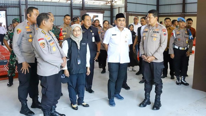 Kapolda Jateng, Irjen Ribut Hari Wibowo, saat mengoperasikan gudang penyimpanan jagung Slog Polri di Kecamatan Karanggede, Kabupaten Boyolali