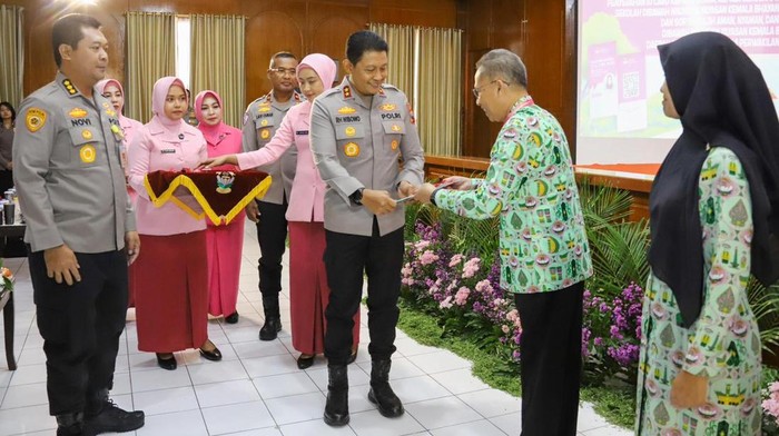 Kapolda Jateng, Irjen Ribut Hari Wibowo, saat menghadiri bimtek untuk para tenaga pendidik di bawah naungan Yayasan Kemala Bhayangkari di BBPMP Jateng, Jalan Kyai Mojo, Banyumanik, Kota Semarang.