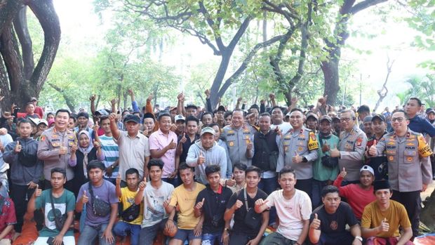Kapolda Metro Jaya Irjen Asep Edi Suheri makan siang bareng pedagang kopi starling di Silang Monas, Jakarta Pusat.