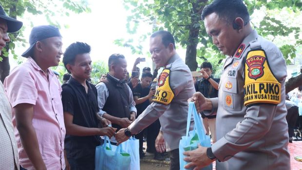 Kapolda Metro Jaya Irjen Asep Edi Suheri makan siang bareng pedagang kopi starling di Silang Monas, Jakarta Pusat.