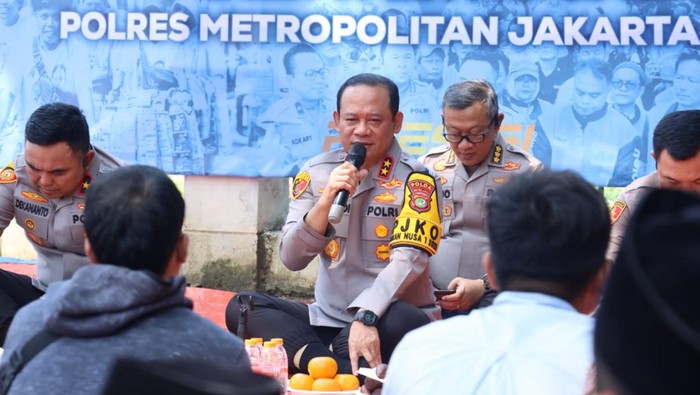 Kapolda Metro Jaya Irjen Asep Edi Suheri makan siang bareng pedagang kopi starling di Silang Monas, Jakarta Pusat.
