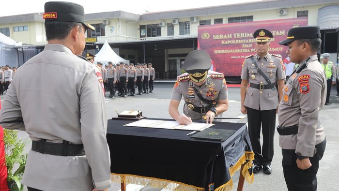 Kapolda Sumut Irjen Whisnu saat melantik Kombes Calvijn sebagai Kaporlestabes Medan. (dok. Polda Sumut)