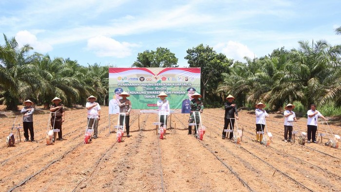 Kapolres Banyuasin AKBP Ruri Prastowo pimpin penamaan jagung serentak Kuartal IV di area pertanian SMK PP Negeri Sembawa.