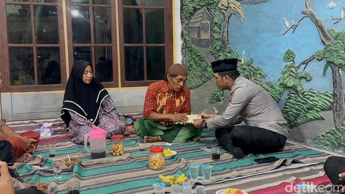 Kapolresta Sidoarjo takziah ke rumah duka korban Ponpes Al Khoziny