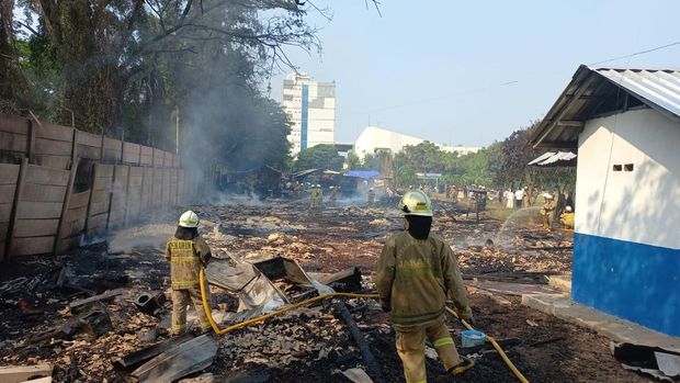 Kebakaran terjadi di Kelurahan Kelapa Gading Barat, Jakarta Utara. Puluhan petugad damkar dikerahkan ke lokasi. (dok Gulkarmat Jakarta)