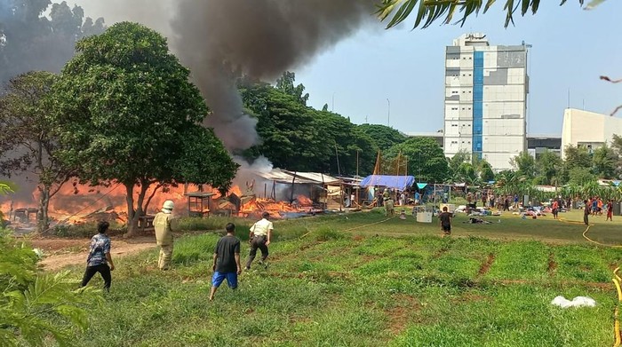 Kebakaran terjadi di Kelurahan Kelapa Gading Barat, Jakarta Utara. Puluhan petugad damkar dikerahkan ke lokasi. (dok Gulkarmat Jakarta)