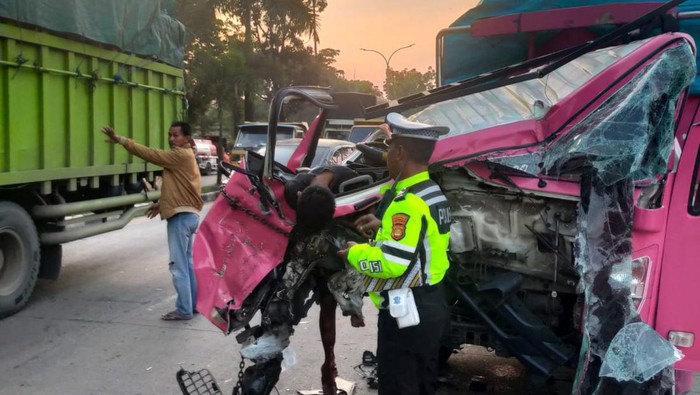 Polisi saat melakukan olah TKP truk yang tabrak tronton
