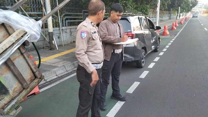 Kecelakaan Mobil Vs Motor di Jl Trunojoyo Jaksel, Ada Korban Luka