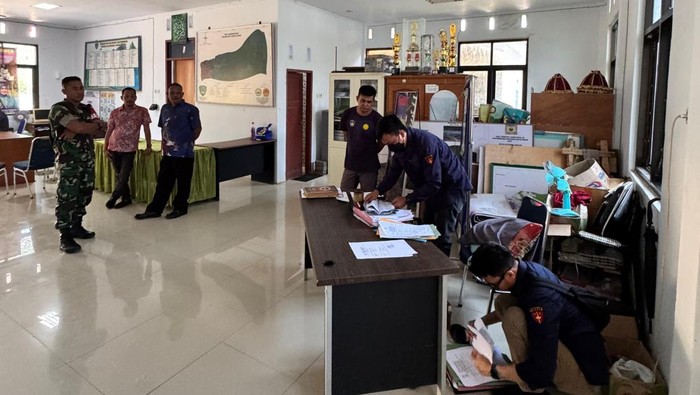 Kejaksaan Negeri Maros menggeledah Kantor Kelurahan Leang-Leang terkait dugaan pungli PTSL.