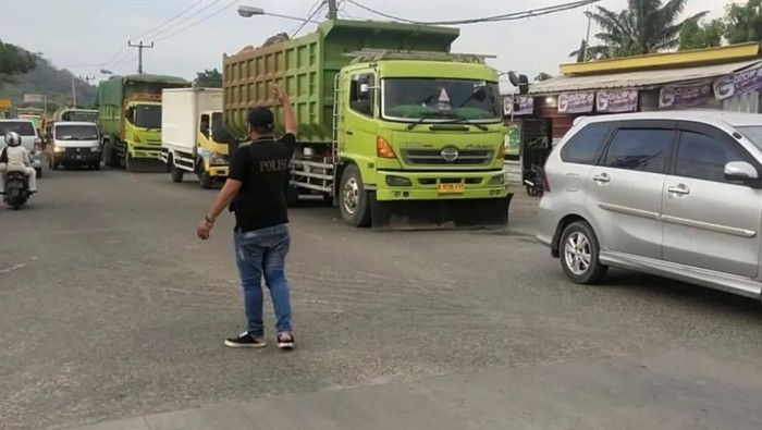 Kemacetan di jalur Bojonegara-Puloampel