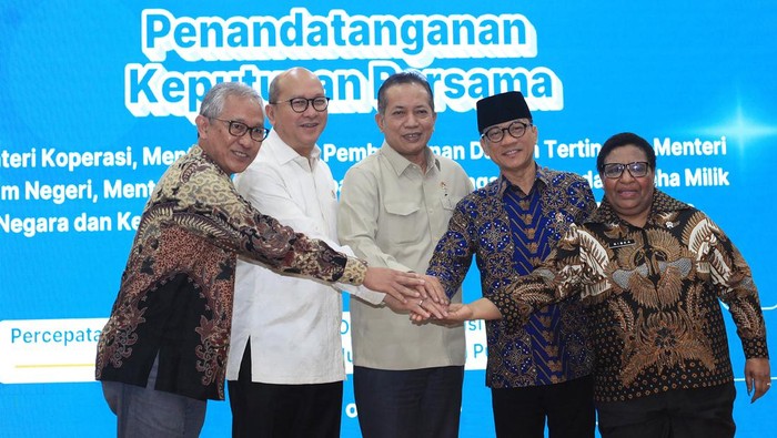 Keputusan bersama pembangunan fisik Kopdes Merah Putih Menteri Koperasi Ferry Juliantono (tengah), Menteri Desa dan Pembangunan Daerah Tertinggal Yandri Susanto (kedua kanan), CEO Badan Pengelola Investasi (BPI) Danantara Rosan Roeslani (kedua kiri), Wakil Menteri Dalam Negeri Ribka Haluk (kanan), dan Direktur Jenderal Perimbangan Keuangan Kementerian Keuangan Askolani (kiri) berfoto bersama usai penandatangan surat keputusan bersama (SKB) tentang percepatan pembangunan fisik dan operasional gerai serta pergudangan Koperasi Desa/Kelurahan Merah Putih, di Jakarta, Kamis (9/10/2025). Pemerintah menyepakati dan menandatangani surat keputusan bersama (SKB) sebagai bagian dari upaya percepatan pembangunan fisik dan operasional gerai dan pergudangan Koperasi Desa/Kelurahan Merah Putih dengan menargetkan pembentukan kopdes/kopkel di lebih dari 80.000 desa dan kelurahan di seluruh Indonesia. ANTARA FOTO/Reno Esnir/fzn/nym.
