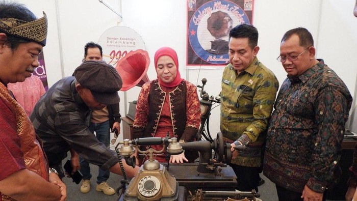 Ketua TP PKK Kota Palembang Dewi Sastrani Ratu Dewa melihat Festival Kreatif Sriwijaya dan peluncuran Wastra Warisan Sumatera Selatan