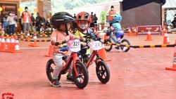 Imut dan Ngebut! Lincahnya Anak-Anak Ini Balapan Sepeda Tanpa Pedal