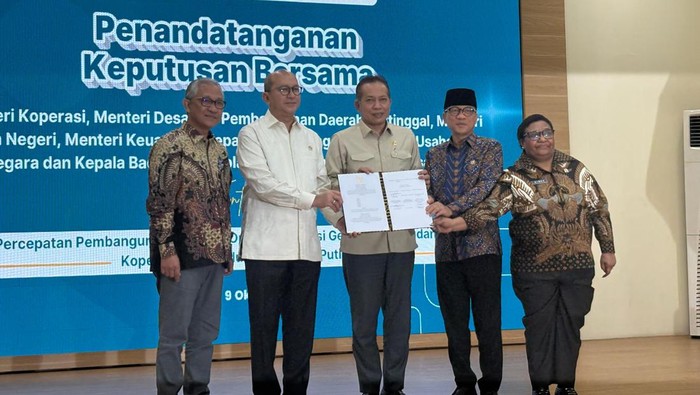 Penandatanganan Surat Keputusan Bersama (SKB) antara Kementerian Koperasi, Kementerian Desa dan Pembangunan Daerah Tertinggal (PDT), Kementerian Dalam Negeri, Kementerian Keuangan, BP BUMN, dan BPI Danantara.